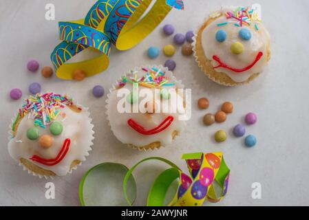 muffins au clown de carnaval décorés de lentilles au chocolat multicolore Banque D'Images