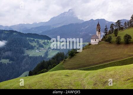 Petite église dans la campagne italienne avec alpes sur le fond. Banque D'Images