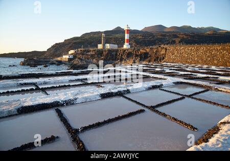 Salines. Évaporation de l'eau de mer pour laisser du sel pur. Salinas De Fuencaliente, L'Île De La Palma, Canaries. Banque D'Images