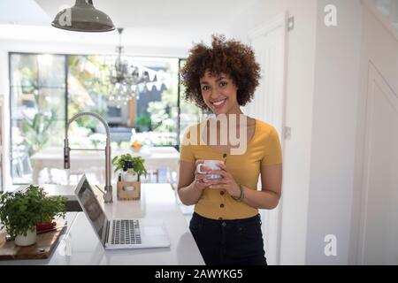 Portrait heureux confiant jeune femme indépendant travaillant sur ordinateur portable Banque D'Images