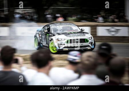 Vaughn Gittin Jr dérive une Ford Mustang RTR 2018 pour produire de la fumée de pneus arrière copieuse au festival de vitesse de Goodwood 2018. Banque D'Images