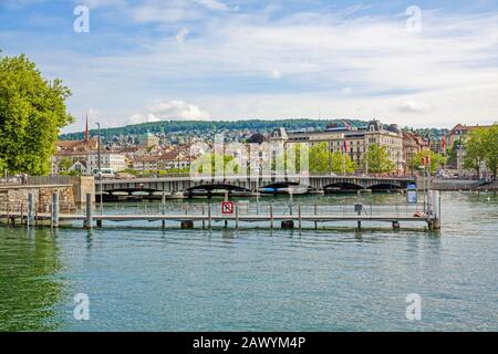 Pont de Zurich Quibrucke, rivière Limmat / Lac Zurichsee - vue de la place Burkliterrasse vers la place de Bellevueplatz Banque D'Images