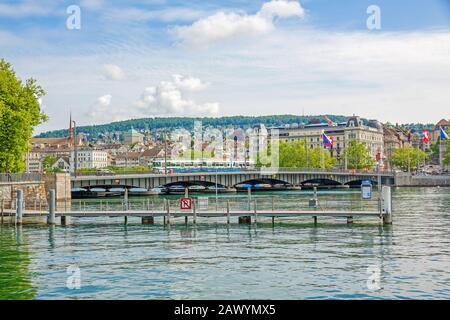 Pont de Zurich Quibreucke avec tramway, rivière Limmat / lac Zurichsee - vue de la place Burkliterrasse vers la place de Bellevueplatz Banque D'Images