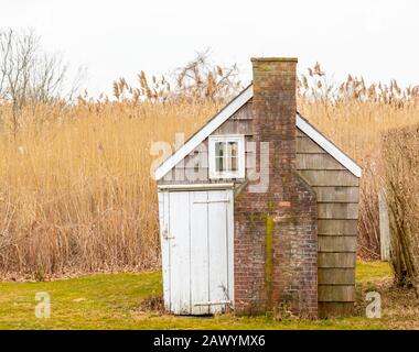 Ancien petit bâtiment avec cheminée Banque D'Images