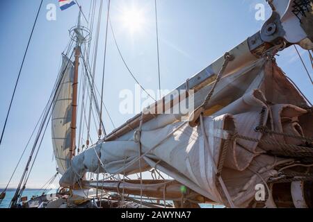 Voilier voiles et gréement sous le ciel bleu ensoleillé Banque D'Images