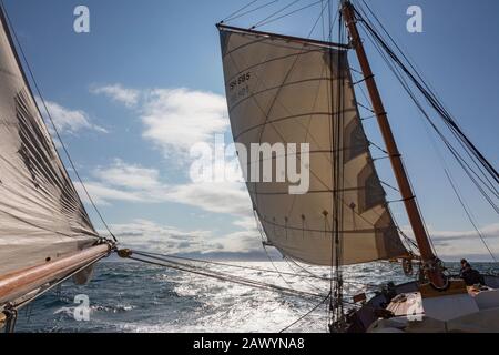 Voilier voiles soufflant dans le vent au-dessus de l'océan Atlantique ensoleillé Groenland Banque D'Images