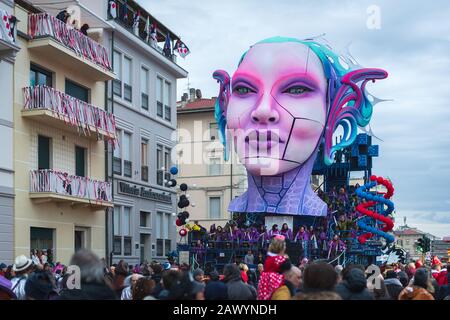 Viareggio, ITALIE - 09 FÉVRIER 2020: La parade des flotteurs de carnaval dans les rues de Viareggio, Italie. Le Carnaval de Viareggio est considéré comme l'un des carnavals les plus importants en Italie. Banque D'Images