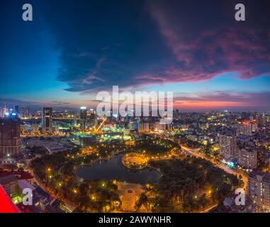 Hanoi skyline cityscape au crépuscule, période. Parc de Cau Giay, à l'ouest de Hanoi Banque D'Images