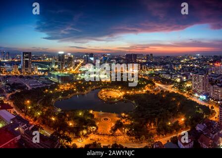 Hanoi skyline cityscape au crépuscule, période. Parc de Cau Giay, à l'ouest de Hanoi Banque D'Images