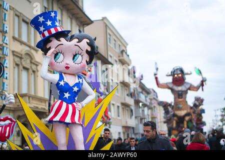 Viareggio, ITALIE - 09 FÉVRIER 2020: La parade des flotteurs de carnaval dans les rues de Viareggio, Italie. Le Carnaval de Viareggio est considéré comme l'un des carnavals les plus importants en Italie. Banque D'Images