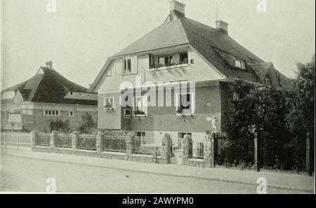 Studio international . rjirfHiini^ f i:::^ UNE MAISON EN BANLIEUE OK VIENNE FRANZ KAaNV, AhiHllECT. ARCHITBCTS Ho; TllK ONK ^llOWN AU-DESSUS de 218 studio- Talk - 7 — 1 ^^^^^^^^^^^V ^^HI^V 1 s 1 5 1 2 U«^^ ^ aVtv^ci.vm* Ha li&gt;., ^ &gt;l - 11 J J.I • 1 J, .* ? 1 m, mm ? dans ? j ^-1 *—n 1 1^ ^v. !^^*^ s i Id ^ 1 S^UtMl =1 1 1 1 MH-^TRH ? F J ^ISTUIRJ^ »»• ^ PLAN DE TERRAIN DE LA MAISON ILLUSTRATEDOPPOSITE. Franz KR-Isny, ARCHITECTE une salle de personnel, une cave, est c., tandis que sur le rez-de-chaussée sont arrangés la cuisine (Kiiche), salle à manger, le dessin (salon), la chambre pour enfants (Kinderzimmer), une chambre, b Banque D'Images