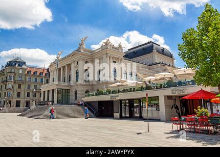 Zurich, Suisse - 10 juin 2017 : Opéra de Zurich (Opernhaus Zuerich) - vue latérale de Sechselautenplatz, café du bar Bernhard en face. Banque D'Images