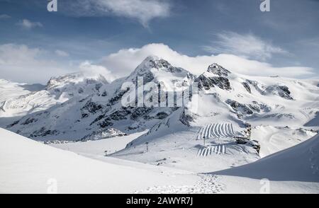 Pics enneigés dans les Alpes suisses Matterhorn glacier paradis Banque D'Images