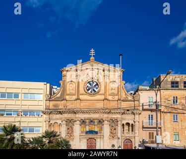 Église paroissiale de Jésus de Nazareth ou de Tas‑Sliema en journée ensoleillée avec le ciel bleu, Sliema, Malte Banque D'Images