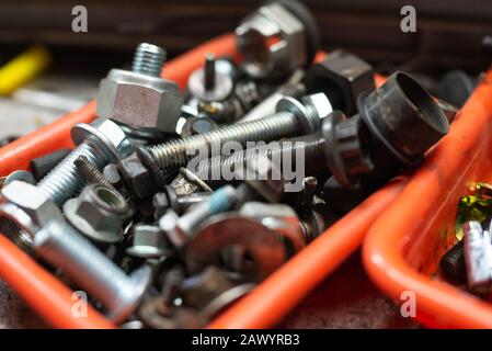 différents types de vis dans une boîte en plastique Banque D'Images