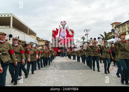 Viareggio, ITALIE - 09 FÉVRIER 2020: La parade des flotteurs de carnaval dans les rues de Viareggio, Italie. Le Carnaval de Viareggio est considéré comme l'un des carnavals les plus importants en Italie. Banque D'Images