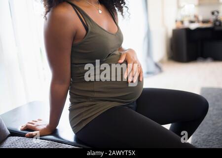 Pregnant woman holding estomac Banque D'Images
