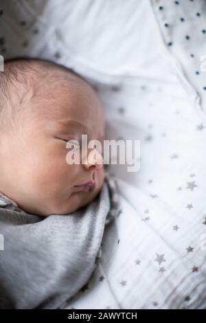 Bébé vieux garçon dormant Banque D'Images
