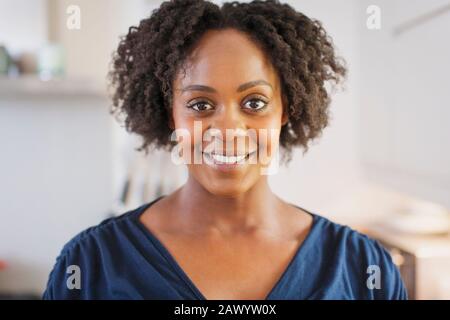 Portrait belle femme souriante avec des cheveux bouclés noirs courts Banque D'Images