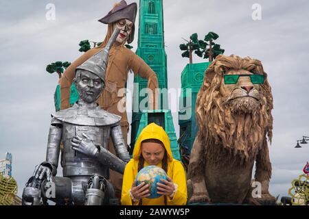 Viareggio, ITALIE - 09 FÉVRIER 2020: La parade des flotteurs de carnaval dans les rues de Viareggio, Italie. Le Carnaval de Viareggio est considéré comme l'un des carnavals les plus importants en Italie. Banque D'Images