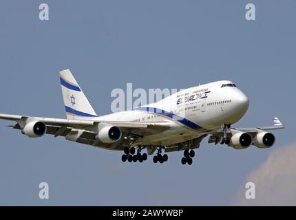 4-ELB El Al Israel Airlines Boeing 747-458 atterrissage à l'aéroport de Londres Heathrow le 9 août 2009. Banque D'Images