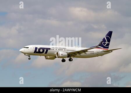 SP-LVA LOT Polish Airlines Boeing 737-8 MAX atterrissage à l'aéroport de Londres Heathrow. 2 mai 2018. Banque D'Images