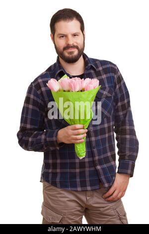 Jeune homme barbu tenant un bouquet de tulipes roses, isolé sur fond blanc. Fête des mères, Saint Valentin, Pâques et surprise concept. Banque D'Images