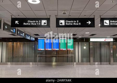 Zurich, Suisse - 11 juin 2017: Panneau de signalisation du Département / De L'Arrivée, panneaux pour les comptoirs d'enregistrement à l'aéroport de zurich Banque D'Images