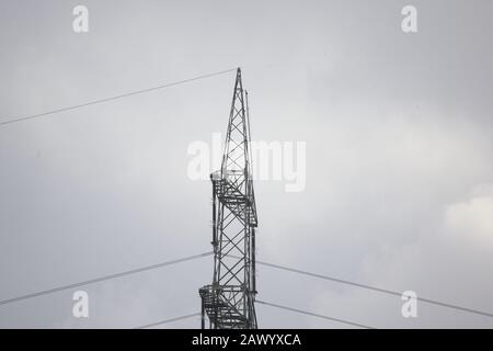 Duisburg, Allemagne. 10 février 2020. Vue d'un pylon où il y a un problème avec la ligne haute tension qui s'étend sur le Rhin. Au début, un câble de mise à la terre inoffensif avait chuté dans l'eau du côté de Krefeld, ce qui pourrait éventuellement conduire à un câble sous tension, selon la police de Duisburg. La rivière a été fermée pour le transport entre Düsseldorf et Krefeld. À l'heure actuelle, il ne peut être ni confirmé ni nié si l'affaire comporte des dommages causés par des tempêtes. Crédit: David Young/Dpa/Alay Live News Banque D'Images