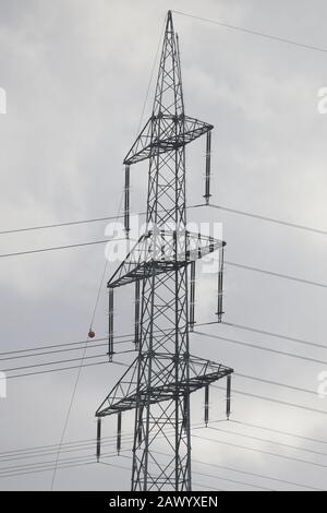 Duisburg, Allemagne. 10 février 2020. Vue d'un pylon où il y a un problème avec la ligne haute tension qui s'étend sur le Rhin. Au début, un câble de mise à la terre inoffensif avait chuté dans l'eau du côté de Krefeld, ce qui pourrait éventuellement conduire à un câble sous tension, selon la police de Duisburg. La rivière a été fermée pour le transport entre Düsseldorf et Krefeld. À l'heure actuelle, il ne peut être ni confirmé ni nié si l'affaire comporte des dommages causés par des tempêtes. Crédit: David Young/Dpa/Alay Live News Banque D'Images