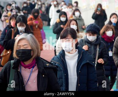 Séoul, Corée Du Sud. 9 février 2020. Fans, 9 février 2020 - patinage artistique : Porter des masques pour empêcher une éventuelle contraction du nouveau coronavirus, les fans marchent à Waikiki Mokdong Ice Rink, le lieu des Championnats de patinage artistique des Quatre Continents de l'UIP 2020 à Séoul, en Corée du Sud. Crédit: Lee Jae-Won/Aflo/Alay Live News Banque D'Images