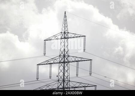 Duisburg, Allemagne. 10 février 2020. Vue d'un pylon où il y a un problème avec la ligne haute tension qui s'étend sur le Rhin. Au début, un câble de mise à la terre inoffensif avait chuté dans l'eau du côté de Krefeld, ce qui pourrait éventuellement conduire à un câble sous tension, selon la police de Duisburg. La rivière a été fermée pour le transport entre Düsseldorf et Krefeld. À l'heure actuelle, il ne peut être ni confirmé ni nié si l'affaire comporte des dommages causés par des tempêtes. Crédit: David Young/Dpa/Alay Live News Banque D'Images