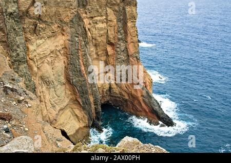 Vagues qui s'écrasent sur une falaise avec couches géologiques (Madère, Portugal, Europe) Banque D'Images