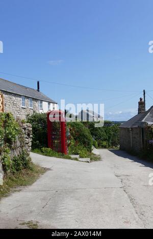 Ancienne boîte de téléphone rouge utilisée comme musée sur l'île de Bryher Banque D'Images