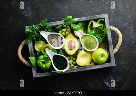 Alimentation verte saine alimentation propre sélection De protéines pour les végétariens : avocat, citron vert, oignon, pomme, kiwi, spiruline. Vue de dessus. Espace libre pour votre Banque D'Images