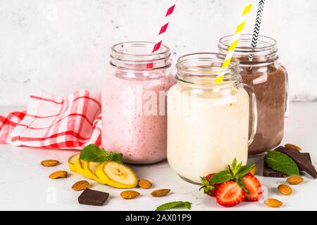 La banane, chocolat et fraise milkshakes. Banque D'Images