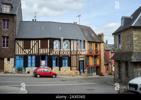 La ville historique de Domfront, ancienne commune française, située dans le département de l'Orne Banque D'Images