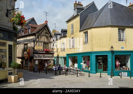 La ville historique de Domfront, ancienne commune française, située dans le département de l'Orne Banque D'Images