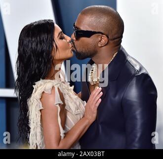 Beverly Hills, États-Unis. 10 février 2020. Kim Kardashian (L) et Kanye West Kiss arrivent pour la fête Des Oscars Vanity Fair au Wallis Annenberg Center for the Performing Arts à Beverly Hills, Californie, le 9 février 2020. Photo de Chris Chew/UPI crédit: UPI/Alay Live News Banque D'Images