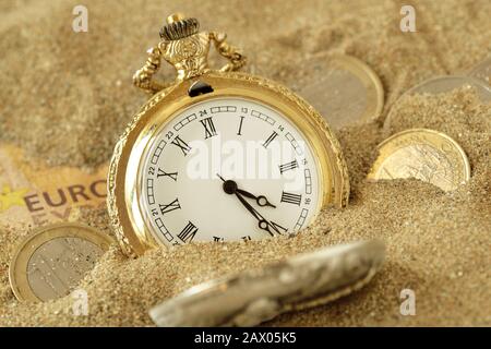 Montre de poche et euro argent dans le sable - Le concept de valeur de temps de l'argent Banque D'Images