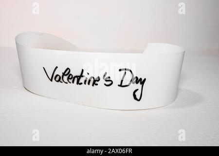 Texte écrit Saint Valentin. Étiqueter l'étiquette avec un message très agréable. Concept romantique d'amour pour la Saint Valentin. Banque D'Images