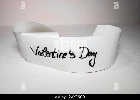 Texte écrit Saint Valentin. Étiqueter l'étiquette avec un message très agréable. Concept romantique d'amour pour la Saint Valentin. Banque D'Images