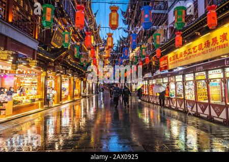 Lanternes accrochées sur une rue pluvieuse au Yu Garden Lantern Festival pendant les célébrations du nouvel an lunaire , Shanghai, Chine Banque D'Images