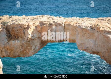 Kamara Tou Koraka Stone Arch au-dessus de l'eau à Chypre Banque D'Images