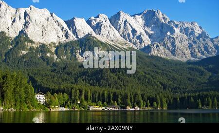 Vue sur le sommet de l'allemagne, le Zugspitze, depuis le lac Eibsee. Banque D'Images