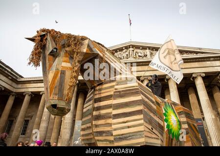 Un cheval de Troie en bois est installé à l'entrée du British Museum lors de la manifestation "BP Must Fall" au British Museum contre le parrainage de BP pour l'exposition de Troie, 18 février 2020 Banque D'Images