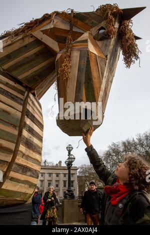 Un cheval de Troie en bois est installé à l'entrée du British Museum lors de la manifestation "BP Must Fall" au British Museum contre le parrainage de BP pour l'exposition de Troie, 18 février 2020 Banque D'Images
