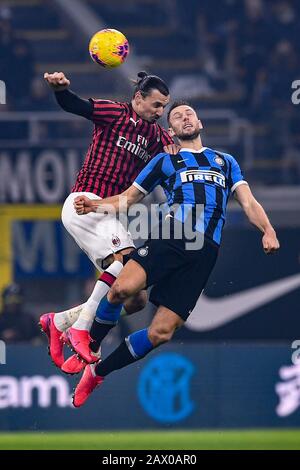 Stefan de Vrij (Inter) Zlatan Ibrahimovic (Milan) lors du match de la série italienne entre l'Inter 4-2 Milan au stade Giuseppe Meazza le 09 février 2020 à Milan, Italie. Crédit: Maurizio Borsari/Aflo/Alay Live News Banque D'Images