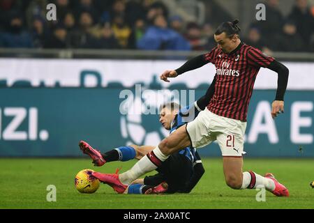 Zlatan Ibrahimovic (Milan) Nicolo Baurella (Inter) lors du match de la Serie italienne entre l'Inter 4-2 Milan au stade Giuseppe Meazza le 09 février 2020 à Milan, Italie. Crédit: Maurizio Borsari/Aflo/Alay Live News Banque D'Images