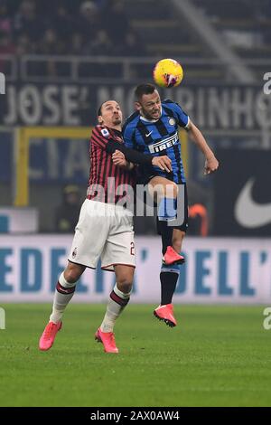 Stefan de Vrij (Inter) Zlatan Ibrahimovic (Milan) lors du match de la série italienne entre l'Inter 4-2 Milan au stade Giuseppe Meazza le 09 février 2020 à Milan, Italie. Crédit: Maurizio Borsari/Aflo/Alay Live News Banque D'Images